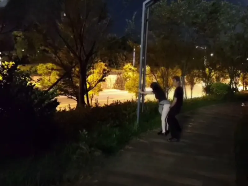 Đôi nam nữ dâm đãng hết phần khi rủ nhau doggy public ngoài chung cư