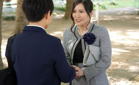 Món quà tốt nghiệp mẹ kế dành tặng con chồng