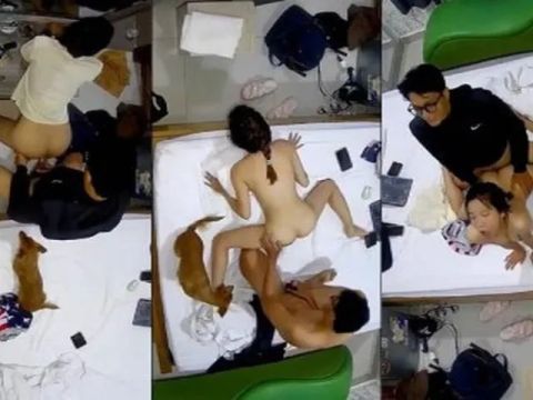 Em nữ sinh học nhóm với bạn trong nhà nghỉ