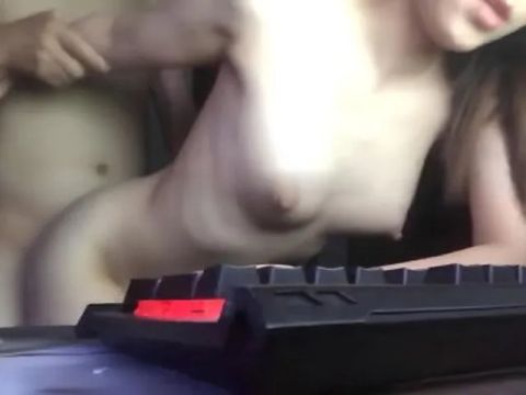 Đang ngồi làm thì em cởi đồ làm luôn nháy tại bàn