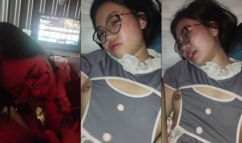 Em sinh viên kính cận dâm mặc quần xẻ đáy
