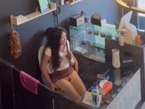Đang lén lút chịch quầy thu ngân thì khách vào em phải rút vội