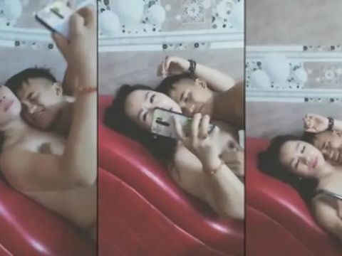 Bị 2 chị gái vắt cho kiệt sức em trai chỉ biết nằm im để các chị quay