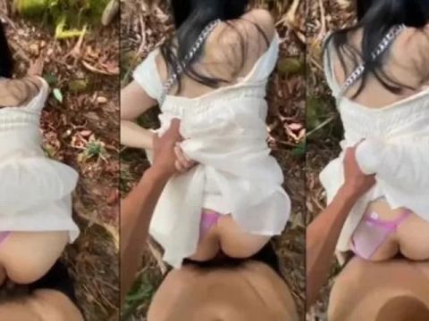 Kéo váy chơi em trong rừng khi đi du lịch