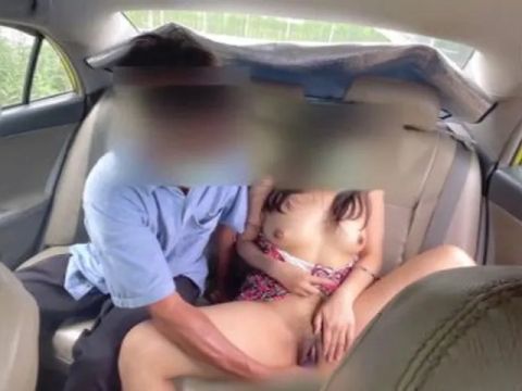 Chú taxi số hưởng được em gái gạ tình trên xe